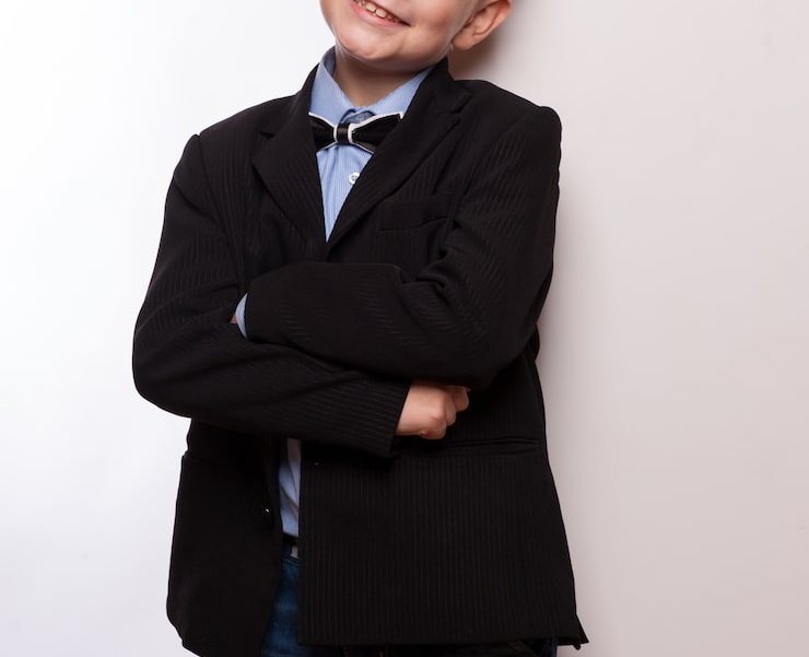 schoolboy-full-length-side-view-portrait_78203-675